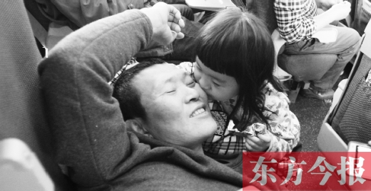 女兒嘟嘟不時的親吻是他最好的“鎮(zhèn)痛藥”。