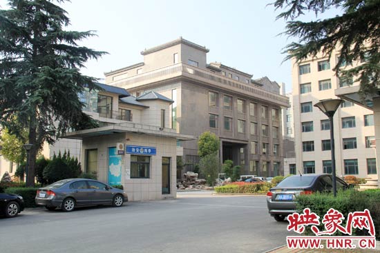 據(jù)這座建筑的一名工作人員稱，整座建筑為海龍集團(tuán)所有，房屋建成之后用作公司紅木家具展示。