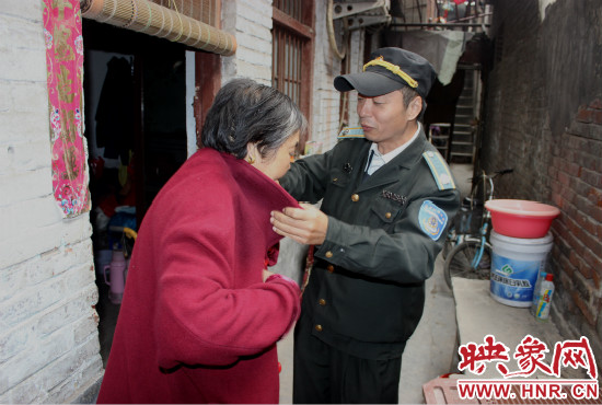 一馬路社區(qū)的巡防隊員們經(jīng)常前來幫助老人。
