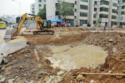 漢江路與行云路口，施工挖斷天然氣管道。