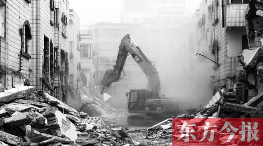 昨日，鄭州市棗莊社區(qū)拆遷現(xiàn)場，揚(yáng)塵漫天，附近居民叫苦不迭