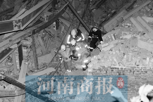昨晚8點30分，消防員從廢墟中救出一名被埋者