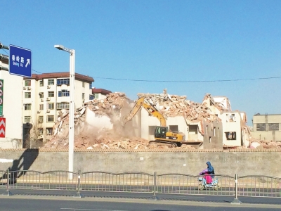 航海路秦嶺路口的閆垌村拆遷現(xiàn)場，看不到防塵措施。