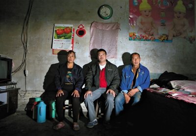 10月18日，自鋸病腿的鄭艷良所在的保定市清苑縣東臧村，有多家農(nóng)戶(hù)大病難醫(yī)，村民王新建（中）得了白血