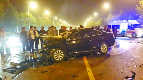 車禍發(fā)生在鄭開大道路中央雙黃線附近,現(xiàn)場狀況慘烈。