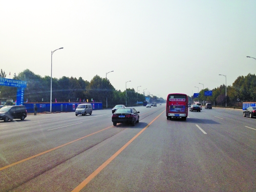 鄭開大道上隨處可見車輛駛?cè)腚p黃線超車,很危險(xiǎn)。