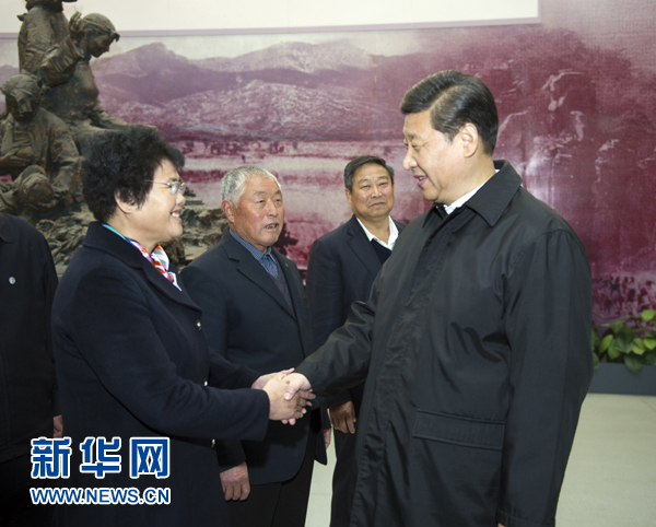 25日上午，習(xí)近平在臨沂華東革命烈士陵園參觀沂蒙精神展并會(huì)見(jiàn)當(dāng)?shù)叵冗M(jìn)模范和當(dāng)年支前模范后代代表。