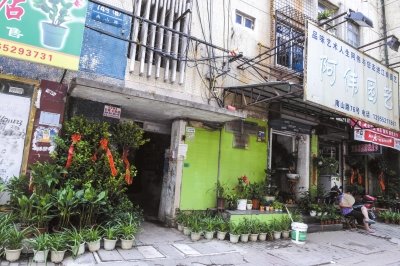 今年8月，當(dāng)年于英生妻子被殺案發(fā)生地——蚌埠市南山路一處臨街一樓的三室一廳——目前已經(jīng)成為一個花店。
