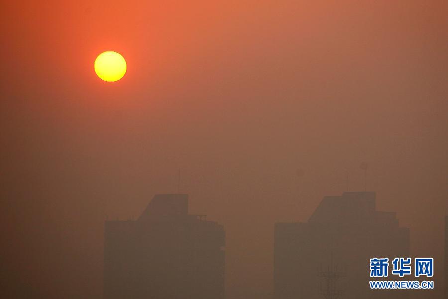 這是12月2日清晨拍攝的霧霾籠罩的江蘇省揚州市景觀。