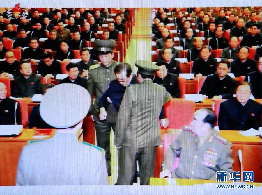 張成澤在12月8日勞動(dòng)黨中央政治局?jǐn)U大會(huì)議現(xiàn)場被帶走。