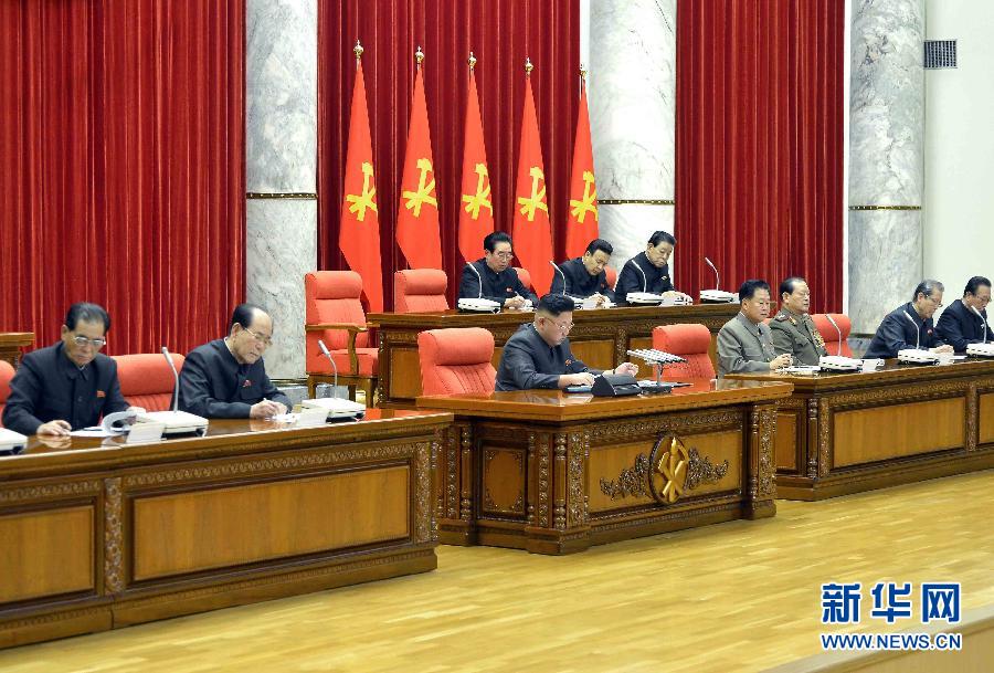 12月8日，在朝鮮平壤，朝鮮勞動(dòng)黨第一書記金正恩（前排中）出席并指導(dǎo)朝鮮勞動(dòng)黨中央政治局?jǐn)U大會(huì)議。