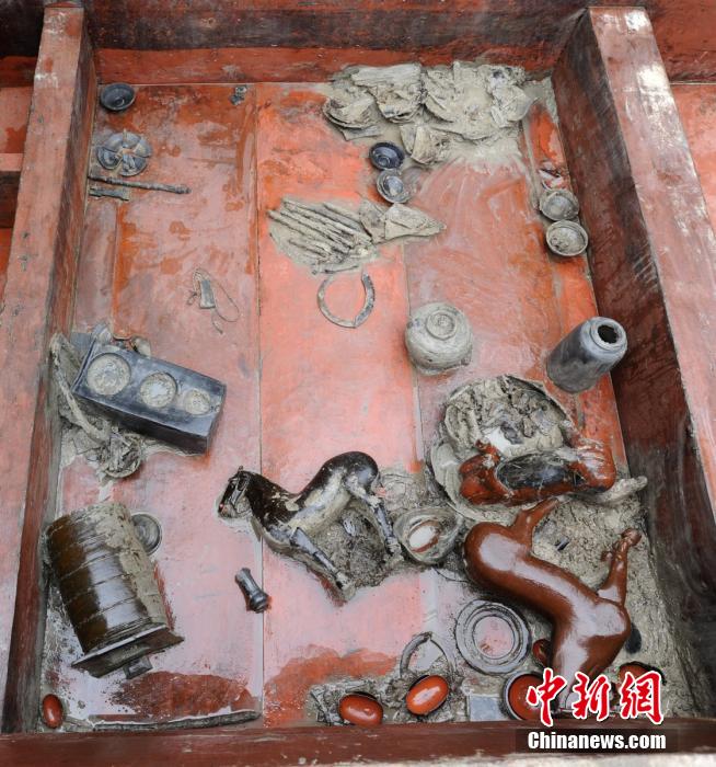 圖為出土漆器240余件，器形有耳杯、奩、幾、盤(pán)、盒、俑、馬等。