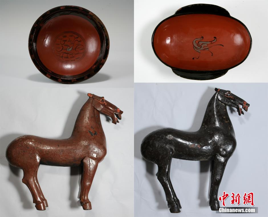 圖為出土漆器240余件，器形有耳杯、奩、幾、盤(pán)、盒、俑、馬等。