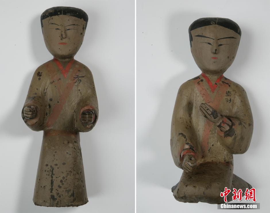 圖為出土的彩繪木俑。