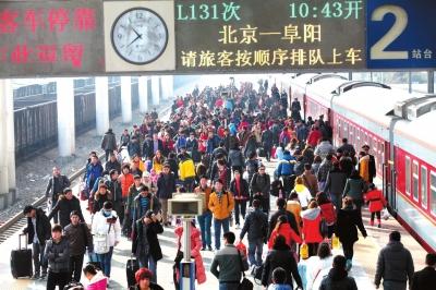 昨天，由北京開出的列車途經(jīng)安徽亳州火車站，大量旅客回到家鄉(xiāng)
