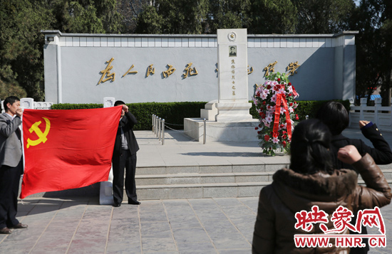 在焦裕祿紀念園，來自河南的黨員干部在焦陵前宣誓。