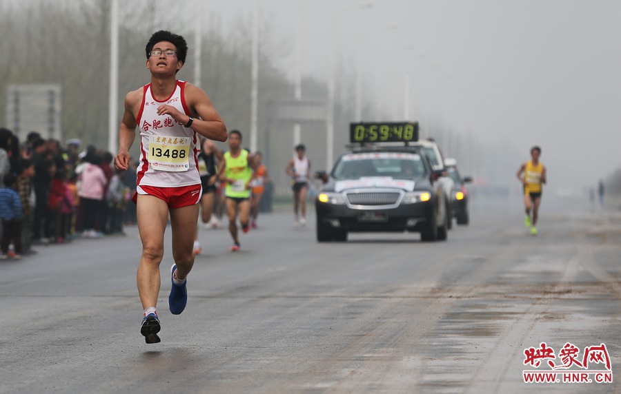 一名合肥選手處在較為領(lǐng)先的位置。