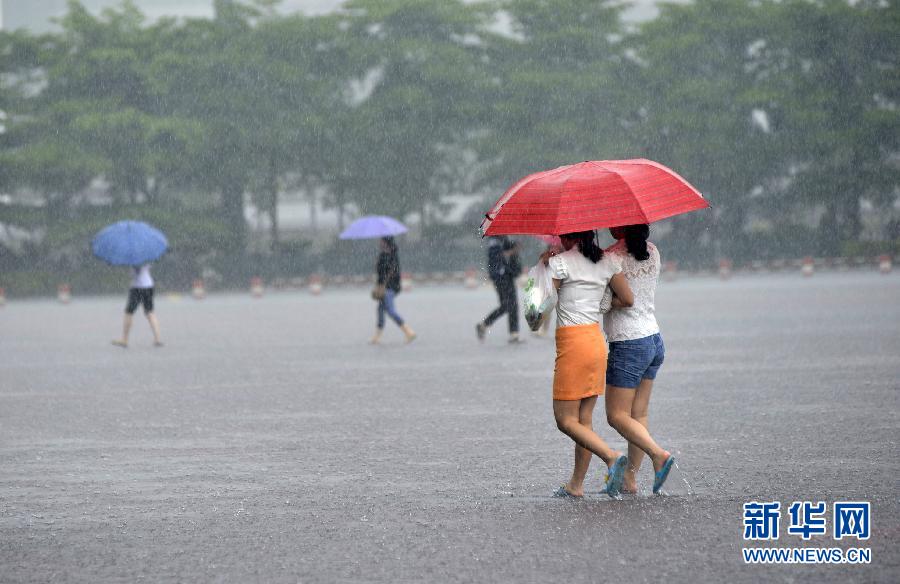 5月11日，市民在深圳梅林檢查站廣場(chǎng)冒雨出行。