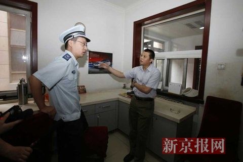國(guó)家文物局的一名工作人員正在與執(zhí)法人員對(duì)峙。新京報(bào)記者 高瑋 攝