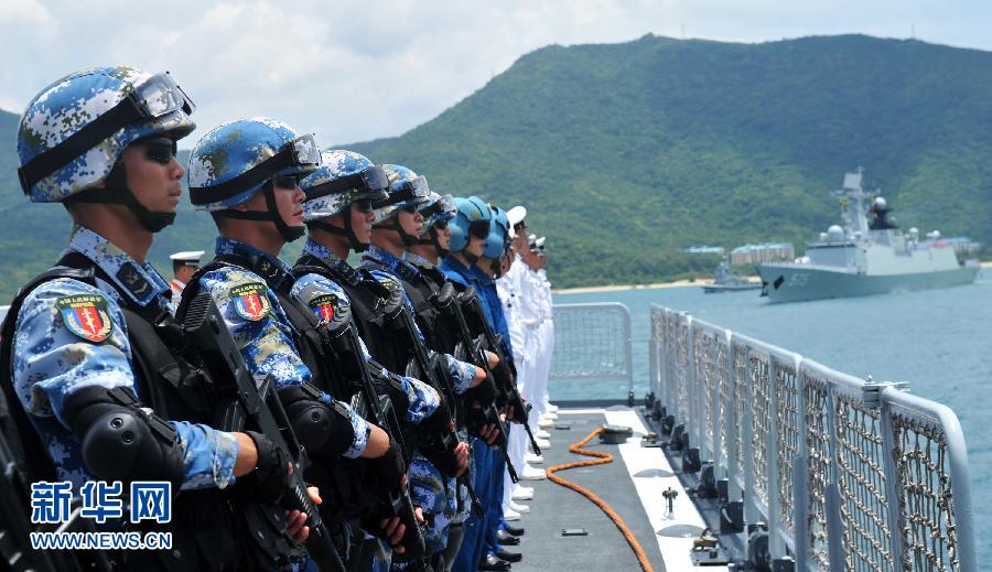 6月9日，在三亞某軍港，?？谂灩俦半S艦出海的特戰(zhàn)隊(duì)員離開碼頭。