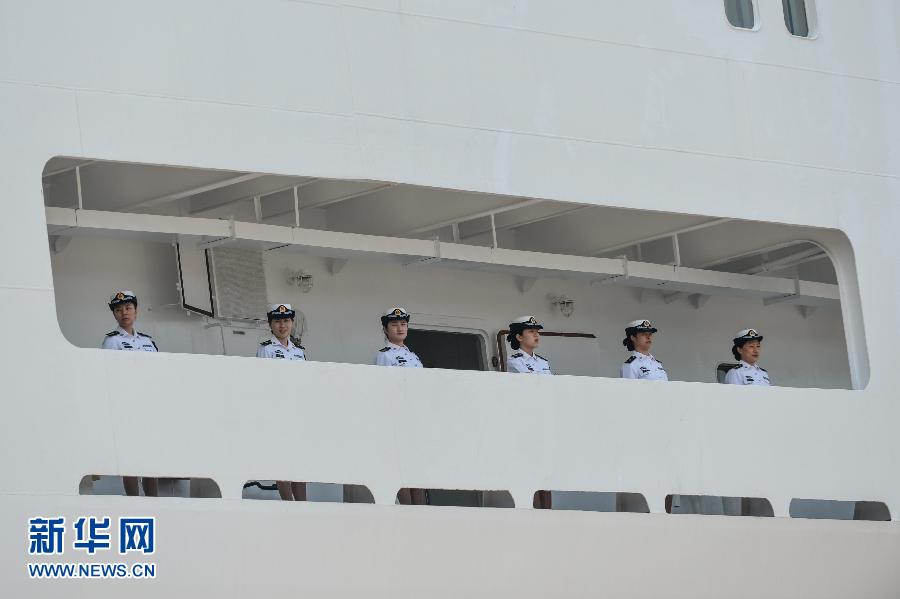  6月9日，在浙江舟山某軍港，和平方舟醫(yī)院船上的海軍官兵列隊(duì)與港口送行人員告別。