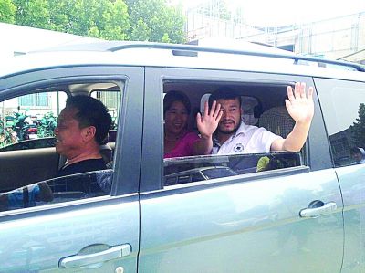 孫正龍和妻子、家人，揮手和醫(yī)護人員告別。張凌飛