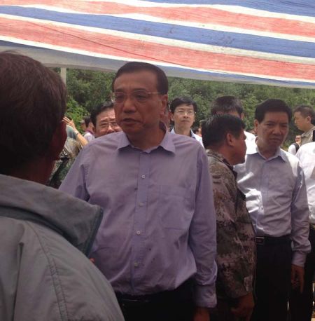 走進帳篷，總理就握住蔡官耀的雙手說：“不行，這個帳篷太簡易了”。說完這句，叮囑蔡官耀，“不能回家住”