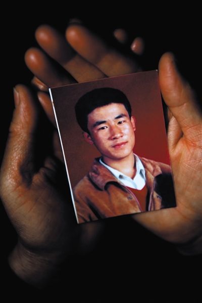 尚愛云捧著兒子的照片。
