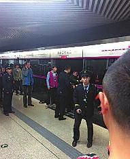 昨日18時(shí)57分，北京地鐵5號(hào)線惠新西街南口一女子遭遇不幸。昨晚9時(shí)記者在中日友好醫(yī)院發(fā)現(xiàn)女子已不幸身亡，女子遇險(xiǎn)是被夾在安全門和地鐵門中間，列車啟動(dòng)后掉下站臺(tái)。