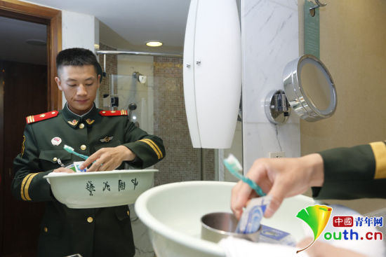 駐守APEC駐地中國(guó)大飯店的武警官兵將自己平時(shí)使用的臉盆、毛巾等帶到酒店房間。