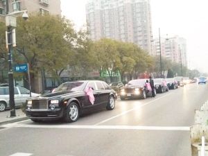 豪華婚禮車隊(duì)。(網(wǎng)友供圖)