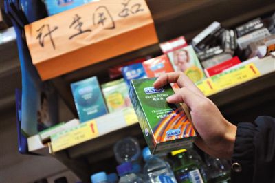 清苑路“世紀(jì)華聯(lián)超市清友園店”的貨架上，擺放著購(gòu)自網(wǎng)店的“高仿”避孕套。