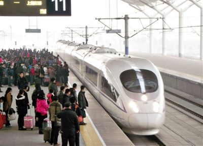 　2014年1月3日，江蘇徐州，旅客在等候乘坐京滬高鐵和諧號動車組列車。圖/CFP
