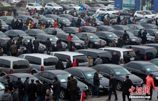 2015年1月25日，首批國家和中央機(jī)關(guān)取消的公務(wù)用車在北京亞運(yùn)村汽車交易市場拍賣。106輛公務(wù)用車