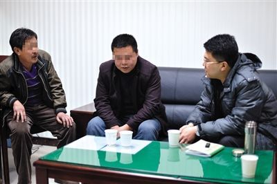 1月7日，陜西省榆林市，國家信訪局第五督查組成員王治鐸（右一）與兩名信訪人約談。 楊凱 攝