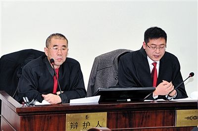 1月5日，呼市中院審理趙志紅案。律師謝飛（左）和張瑞軍（右）出庭為趙志紅辯護。