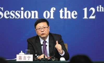 昨日，十二屆全國人大三次會議新聞中心，環(huán)保部部長陳吉寧回答中外記者提問。新京報記者 陳杰 攝