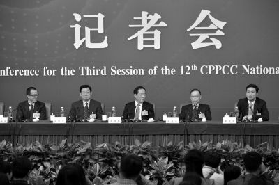 昨日，政協(xié)十二屆三次會議舉行記者會，五位嘉賓回答中外記者提問。京華時報記者王海欣攝