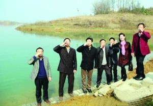 活動(dòng)儀式現(xiàn)場(chǎng)，一眾人舀起漳河水直接喝下