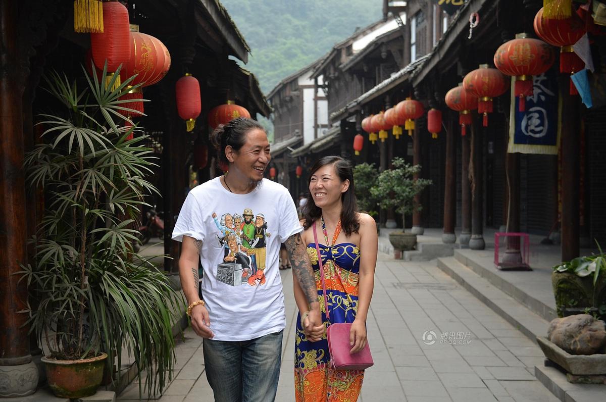 圖為7月20日，顧少強和老公于夫在成都街子古鎮(zhèn)，兩人剛于7月6日登記結婚。王勤/CFP