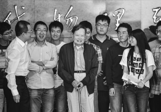楊振寧與中國科大的同學合影。