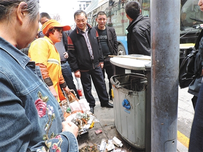 四川達(dá)州市通川區(qū)一垃圾桶，被搶槍支在此被找到。