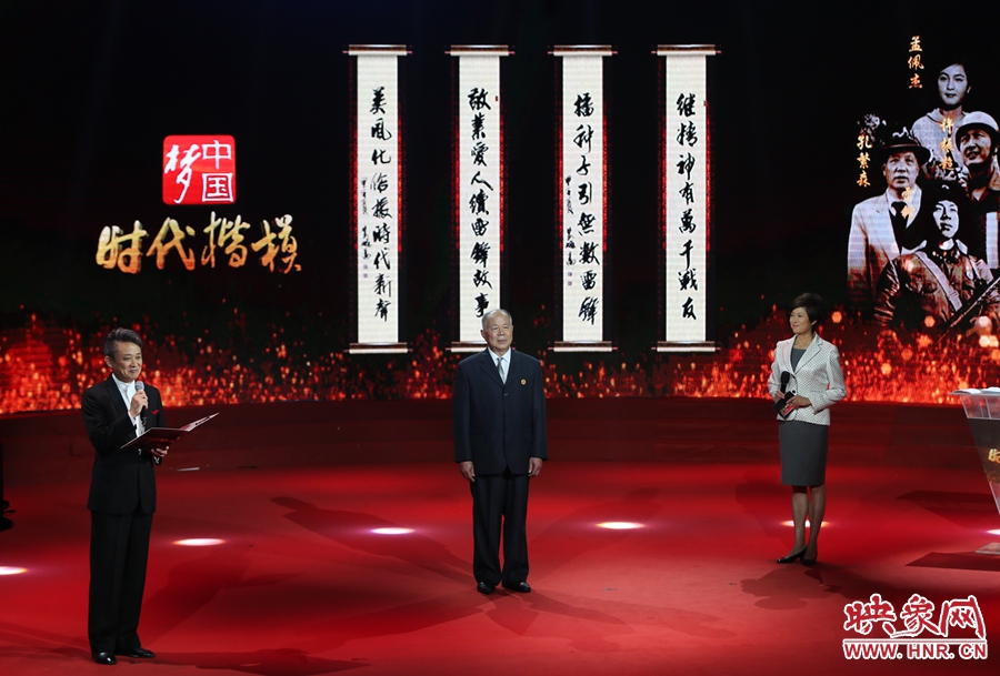 朗誦者現(xiàn)場朗誦贊河南鄧州“編外雷鋒團”的楹聯(lián)。