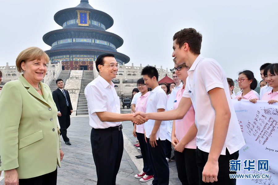 李克強同默克爾與青少年代表親切交流。
