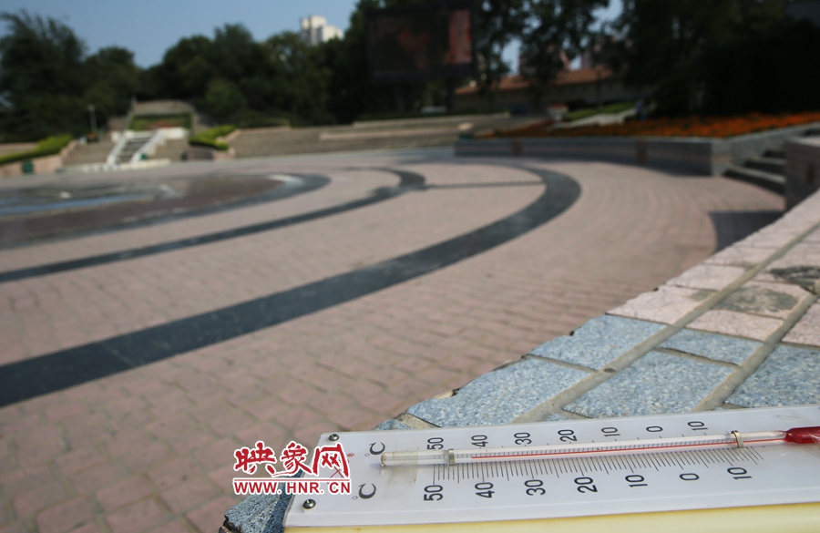 7月8日下午15時(shí)46分，紫荊山公園地表溫度為42度（溫度計(jì)放置地面測(cè)量），比人防納涼處高17度。