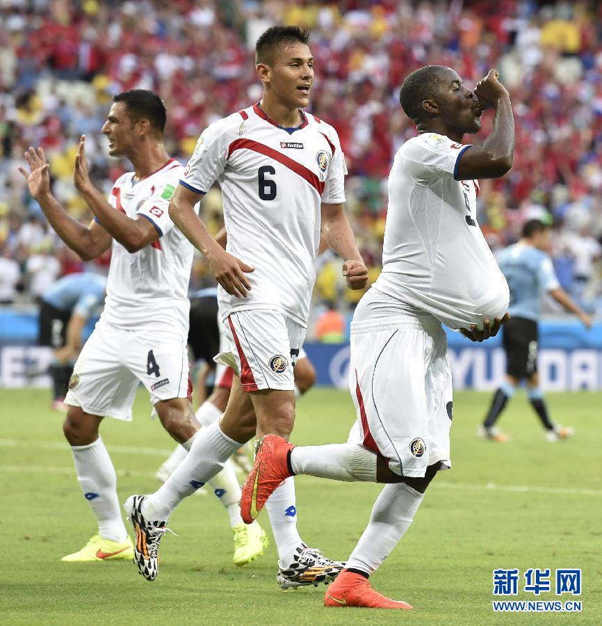 6月14日，哥斯達黎加隊球員喬·坎貝爾（右一）進球后將足球塞進衣服內(nèi)慶祝。