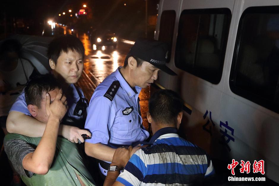 7月24日晚,南京警方將查獲的酒后駕駛車輛的男子控制,該男子涉嫌酒后駕車、肇事逃逸。