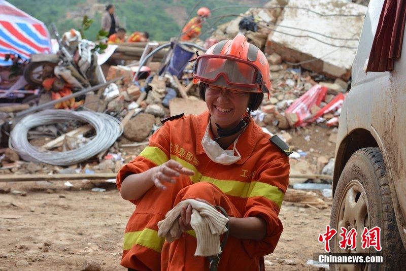 2014年8月5日，女兵在云南魯?shù)辇堫^山鎮(zhèn)廢墟中搜救被困者。