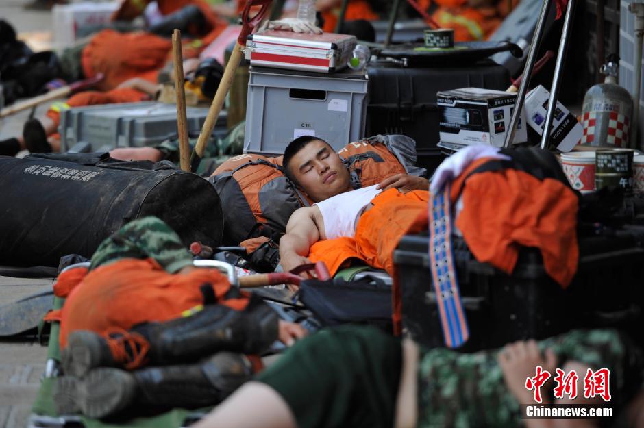 8月6日，龍頭山鎮(zhèn)，疲倦的救援官兵席地而眠。
