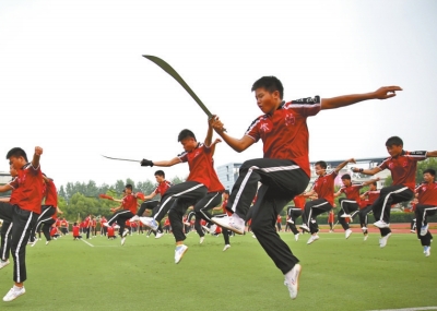 7月1日學員乘坐20多輛大巴奔赴南京適應(yīng)場地和排練節(jié)目,每天武術(shù)基本功訓練必不可少。